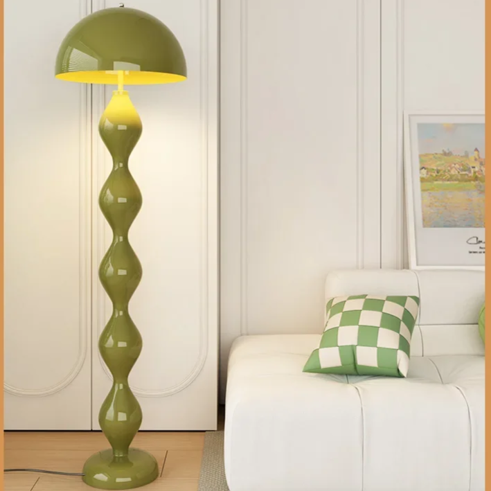 Lampadaire scandinave design minimaliste. Éclairage LED doux. Structure métallique élégante. Idéal salon, chambre.