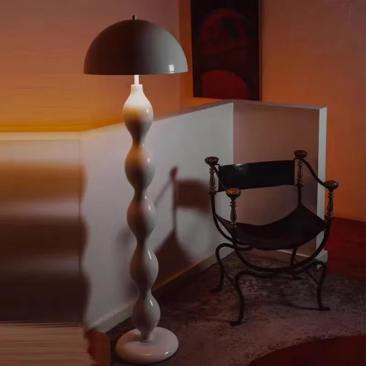 Lampadaire scandinave design minimaliste. Éclairage LED doux. Structure métallique élégante. Idéal salon, chambre.