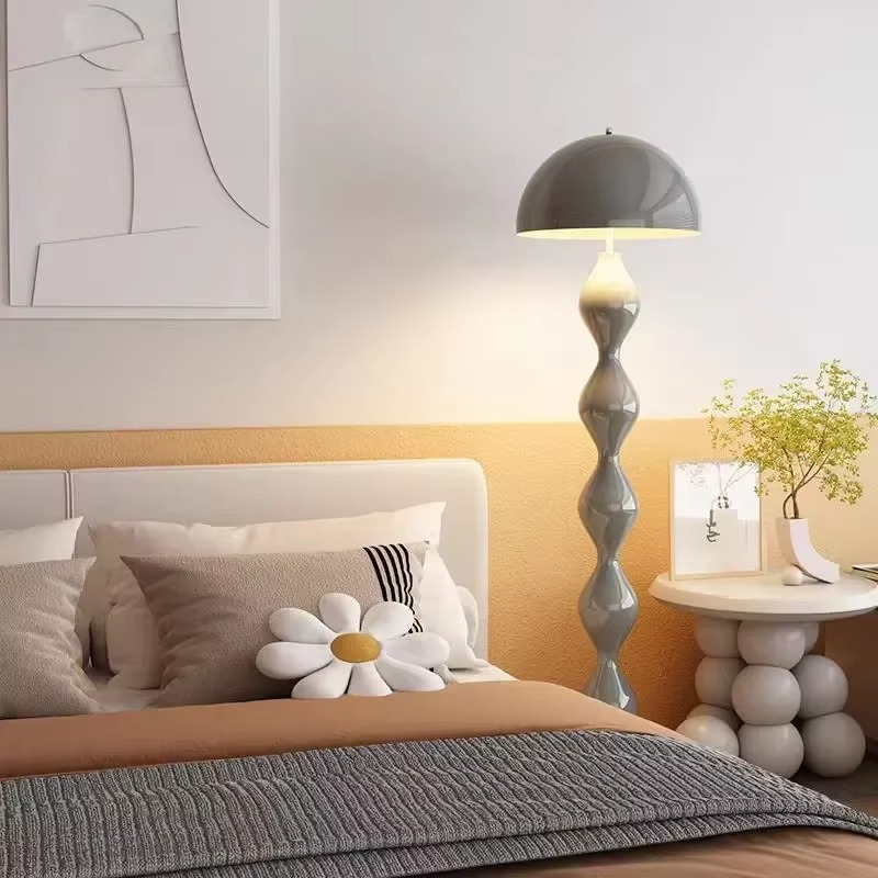 Lampadaire scandinave design minimaliste. Éclairage LED doux. Structure métallique élégante. Idéal salon, chambre.