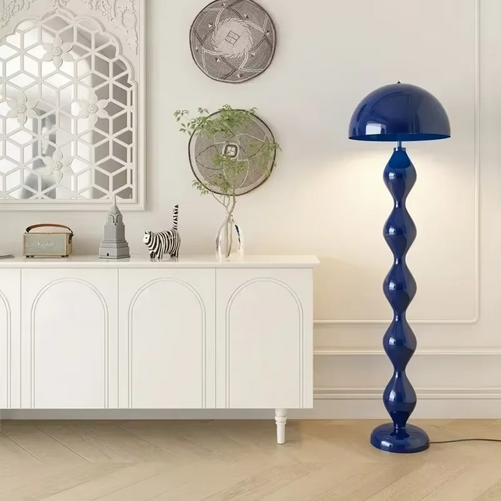 Lampadaire scandinave design minimaliste. Éclairage LED doux. Structure métallique élégante. Idéal salon, chambre.