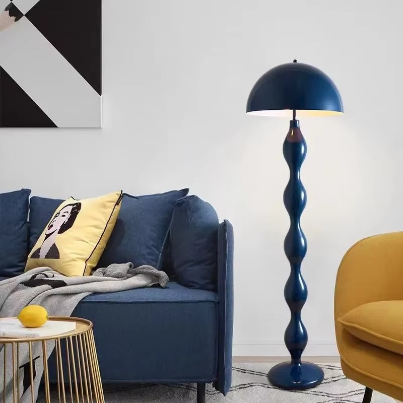 Lampadaire scandinave design minimaliste. Éclairage LED doux. Structure métallique élégante. Idéal salon, chambre.