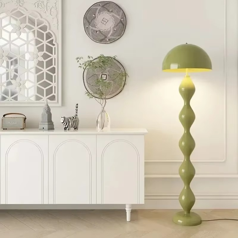 Lampadaire scandinave design minimaliste. Éclairage LED doux. Structure métallique élégante. Idéal salon, chambre.