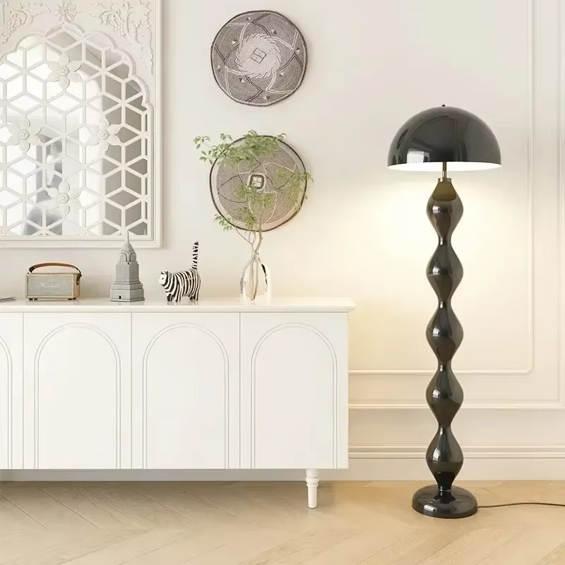 Lampadaire scandinave design minimaliste. Éclairage LED doux. Structure métallique élégante. Idéal salon, chambre.