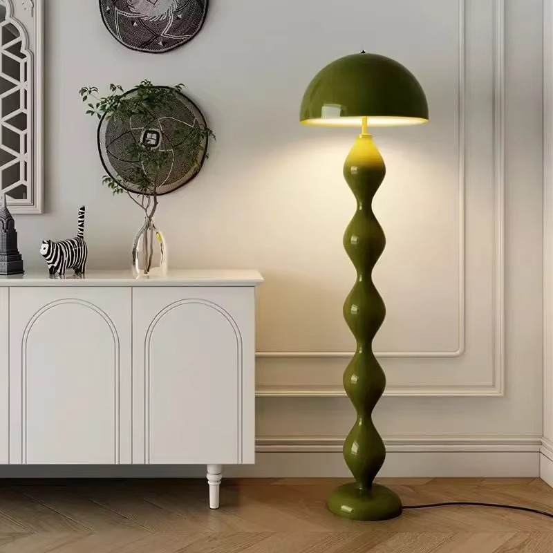Lampadaire scandinave design minimaliste. Éclairage LED doux. Structure métallique élégante. Idéal salon, chambre.