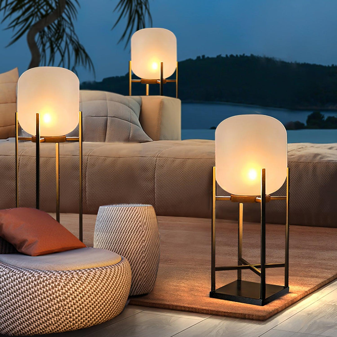 Lampadaire solaire extérieur élégant. Design moderne, acier inoxydable et verre. Éclairage LED chaleureux.