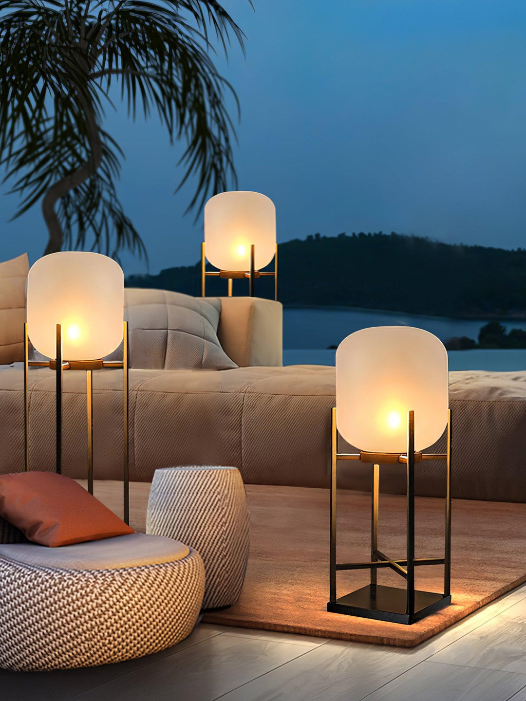 Lampadaire solaire extérieur élégant. Design moderne, acier inoxydable et verre. Éclairage LED chaleureux.