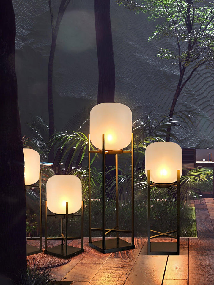 Lampadaire solaire extérieur élégant. Design moderne, acier inoxydable et verre. Éclairage LED chaleureux.