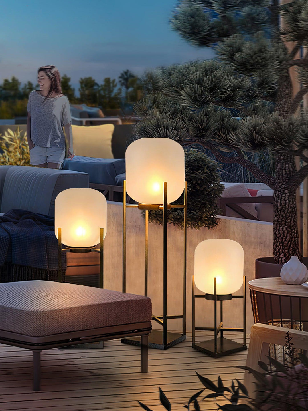 Lampadaire solaire extérieur élégant. Design moderne, acier inoxydable et verre. Éclairage LED chaleureux.