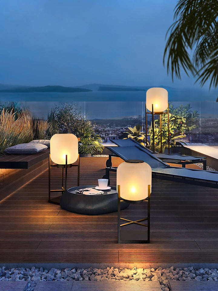 Lampadaire solaire extérieur élégant. Design moderne, acier inoxydable et verre. Éclairage LED chaleureux.