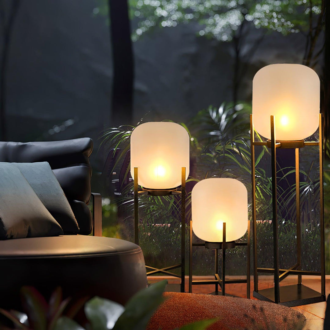 Lampadaire solaire extérieur élégant. Design moderne, acier inoxydable et verre. Éclairage LED chaleureux.
