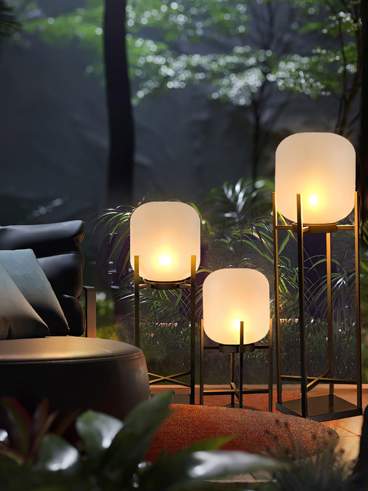 Lampadaire solaire extérieur élégant. Design moderne, acier inoxydable et verre. Éclairage LED chaleureux.