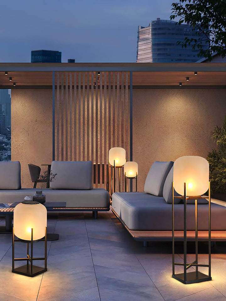 Lampadaire solaire extérieur élégant. Design moderne, acier inoxydable et verre. Éclairage LED chaleureux.
