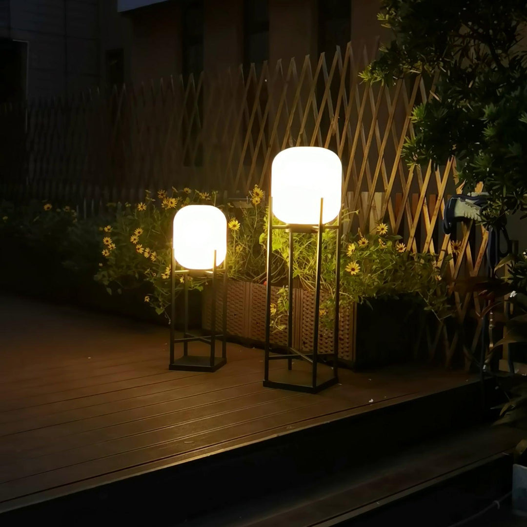 Lampadaire solaire extérieur élégant. Design moderne, acier inoxydable et verre. Éclairage LED chaleureux.