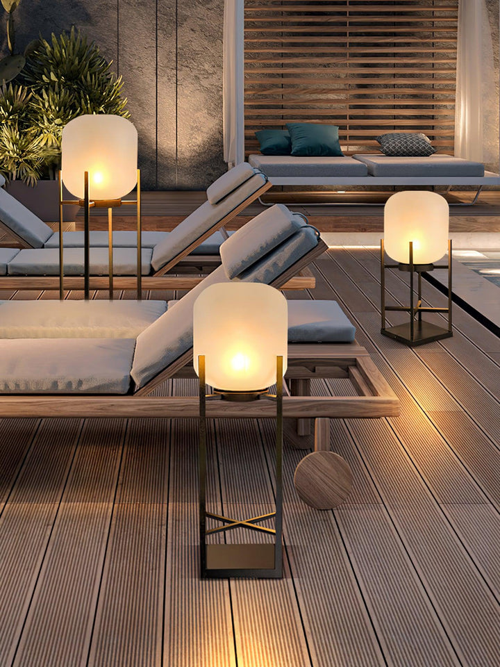 Lampadaire solaire extérieur élégant. Design moderne, acier inoxydable et verre. Éclairage LED chaleureux.