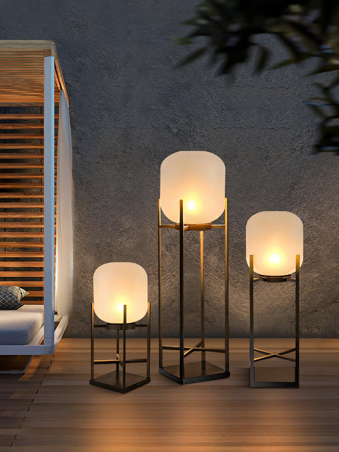 Lampadaire solaire extérieur élégant. Design moderne, acier inoxydable et verre. Éclairage LED chaleureux.