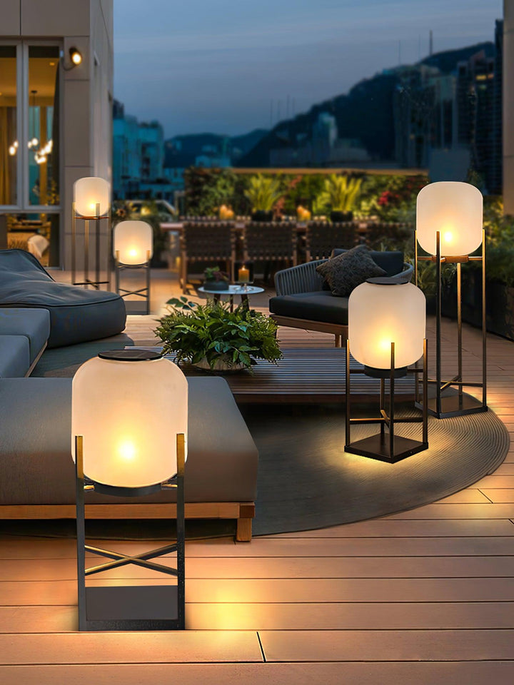 Lampadaire solaire extérieur élégant. Design moderne, acier inoxydable et verre. Éclairage LED chaleureux.