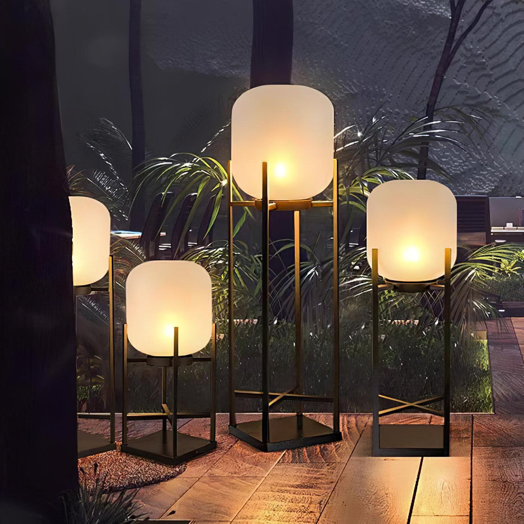 Lampadaire solaire extérieur élégant. Design moderne, acier inoxydable et verre. Éclairage LED chaleureux.