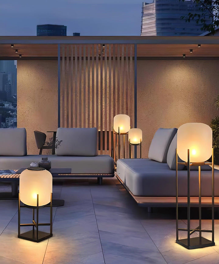 Lampadaire solaire extérieur élégant. Design moderne, acier inoxydable et verre. Éclairage LED chaleureux.