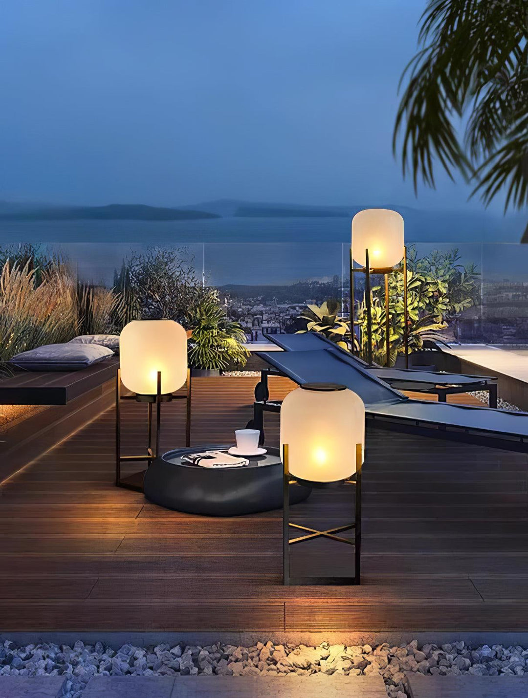 Lampadaire solaire extérieur élégant. Design moderne, acier inoxydable et verre. Éclairage LED chaleureux.