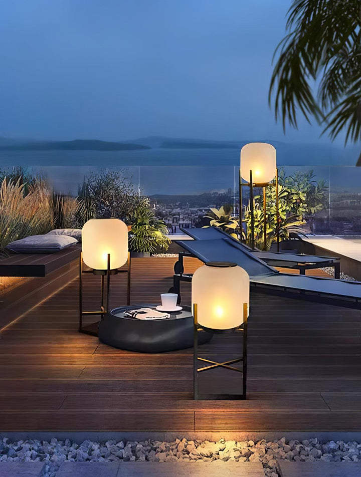 Lampadaire solaire extérieur élégant. Design moderne, acier inoxydable et verre. Éclairage LED chaleureux.
