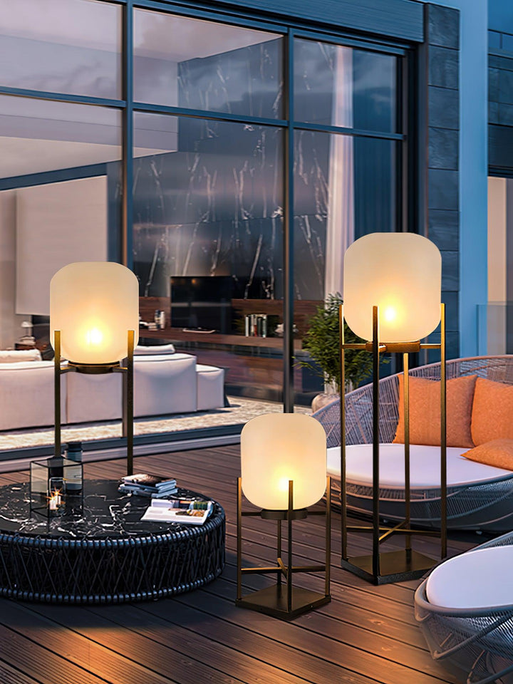 Lampadaire solaire extérieur élégant. Design moderne, acier inoxydable et verre. Éclairage LED chaleureux.