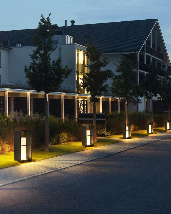 Lampadaire solaire extérieur élégant. Éclairage jardin moderne, design épuré, lumière chaude.