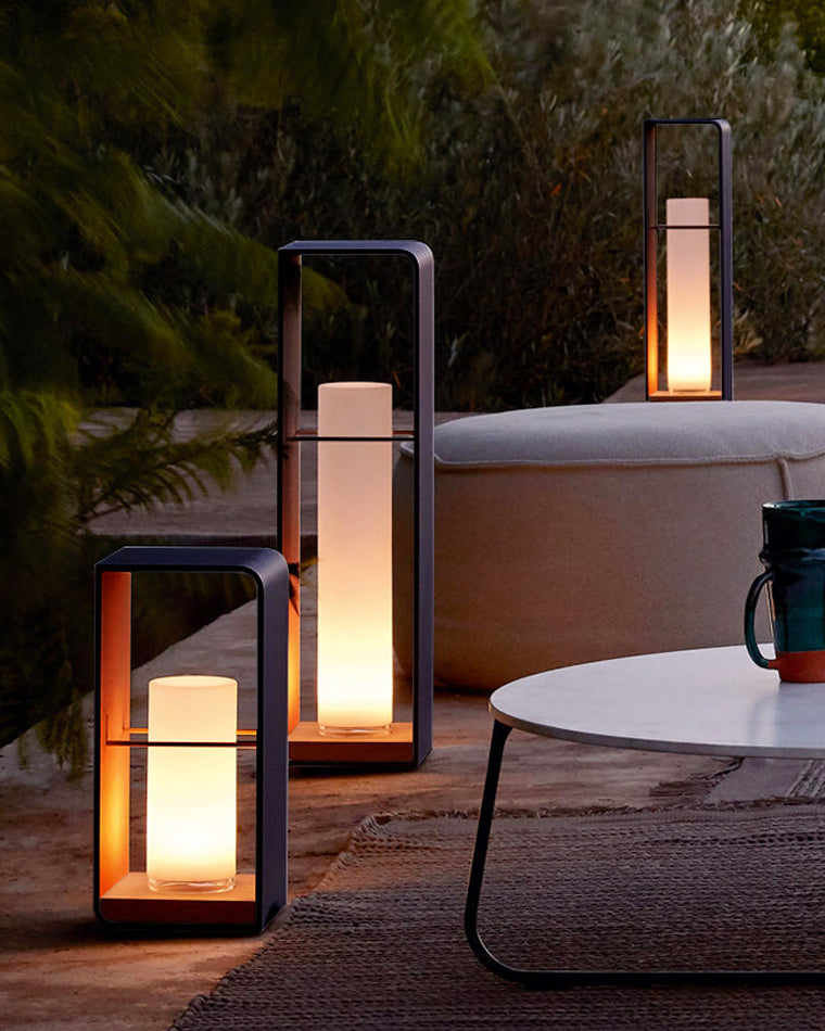 Lampadaire solaire extérieur élégant. Éclairage jardin moderne, design épuré, lumière chaude.