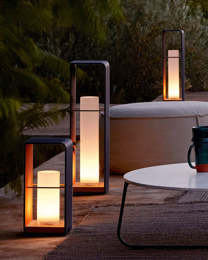 Lampadaire solaire extérieur élégant. Éclairage jardin moderne, design épuré, lumière chaude.