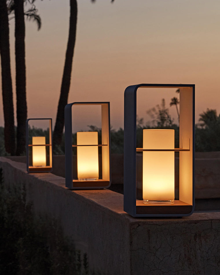 Lampadaire solaire extérieur élégant. Éclairage jardin moderne, design épuré, lumière chaude.