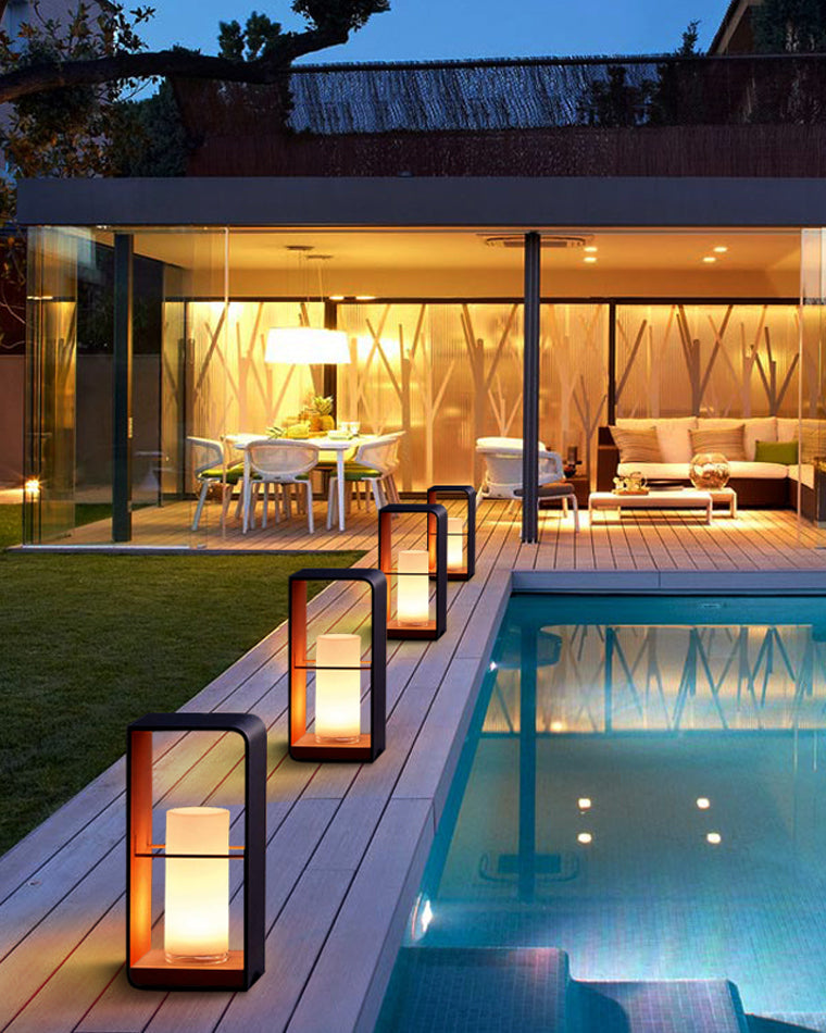 Lampadaire solaire extérieur élégant. Éclairage jardin moderne, design épuré, lumière chaude.