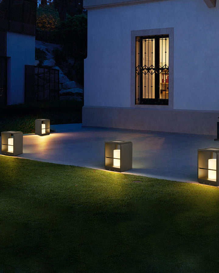 Lampadaire solaire extérieur élégant. Éclairage jardin moderne, design épuré, lumière chaude.