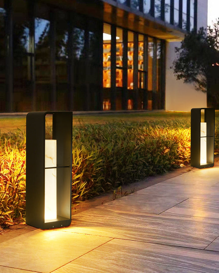 Lampadaire solaire extérieur élégant. Éclairage jardin moderne, design épuré, lumière chaude.