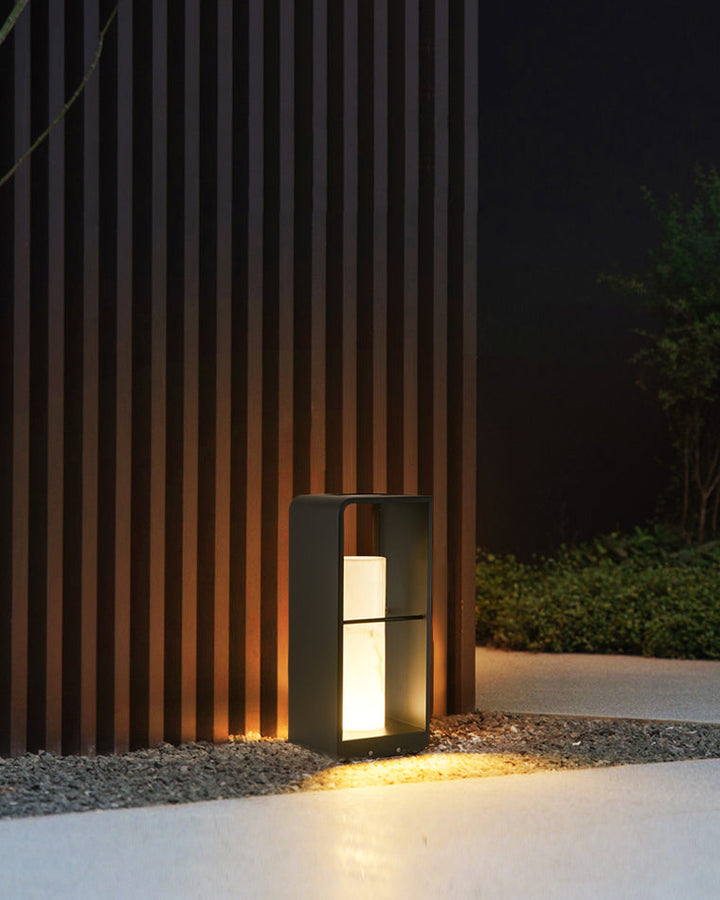 Lampadaire solaire extérieur élégant. Éclairage jardin moderne, design épuré, lumière chaude.