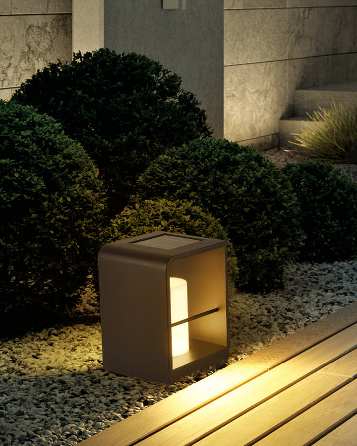 Lampadaire solaire extérieur élégant. Éclairage jardin moderne, design épuré, lumière chaude.