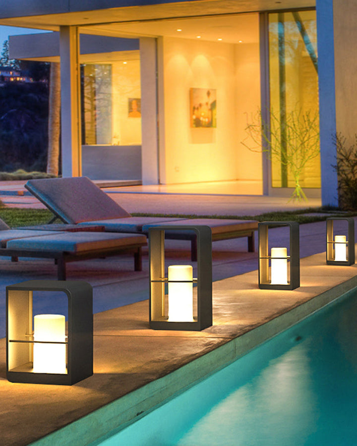 Lampadaire solaire extérieur élégant. Éclairage jardin moderne, design épuré, lumière chaude.