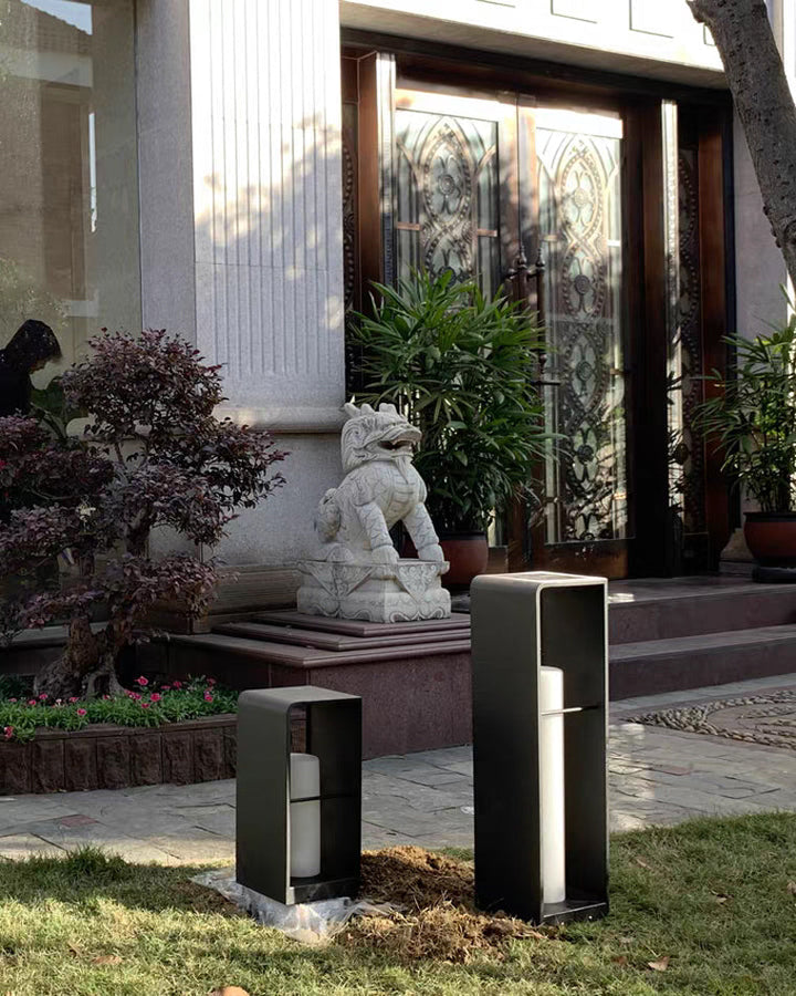 Lampadaire solaire extérieur élégant. Éclairage jardin moderne, design épuré, lumière chaude.