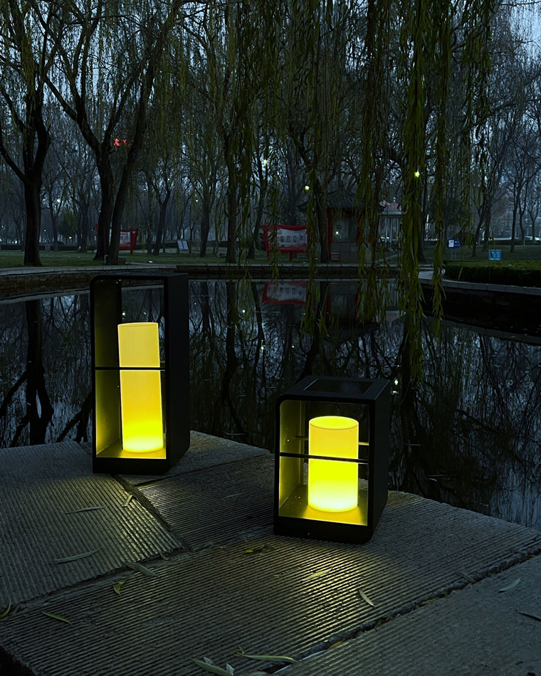 Lampadaire solaire extérieur élégant. Éclairage jardin moderne, design épuré, lumière chaude.