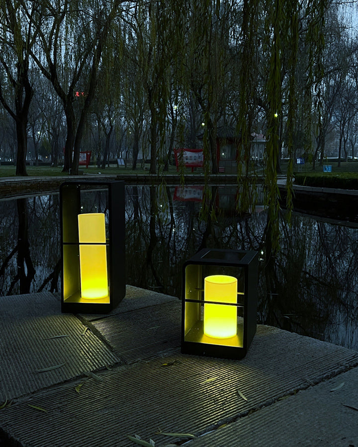 Lampadaire solaire extérieur élégant. Éclairage jardin moderne, design épuré, lumière chaude.