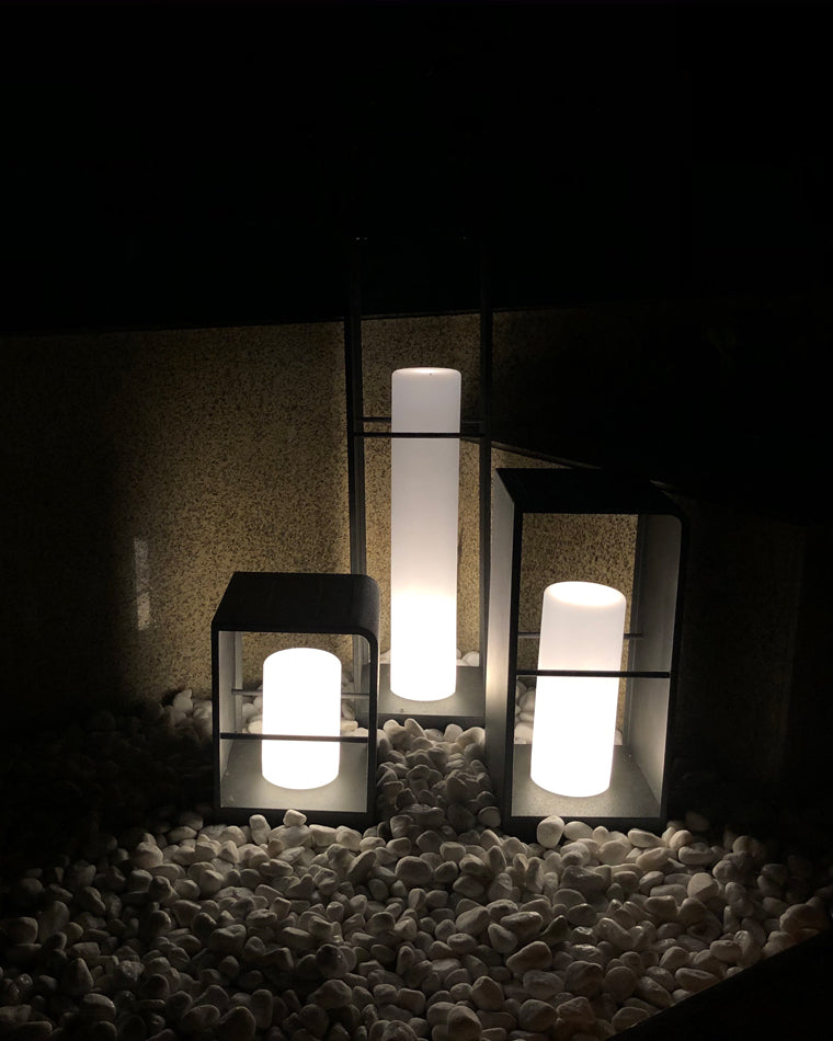Lampadaire solaire extérieur élégant. Éclairage jardin moderne, design épuré, lumière chaude.