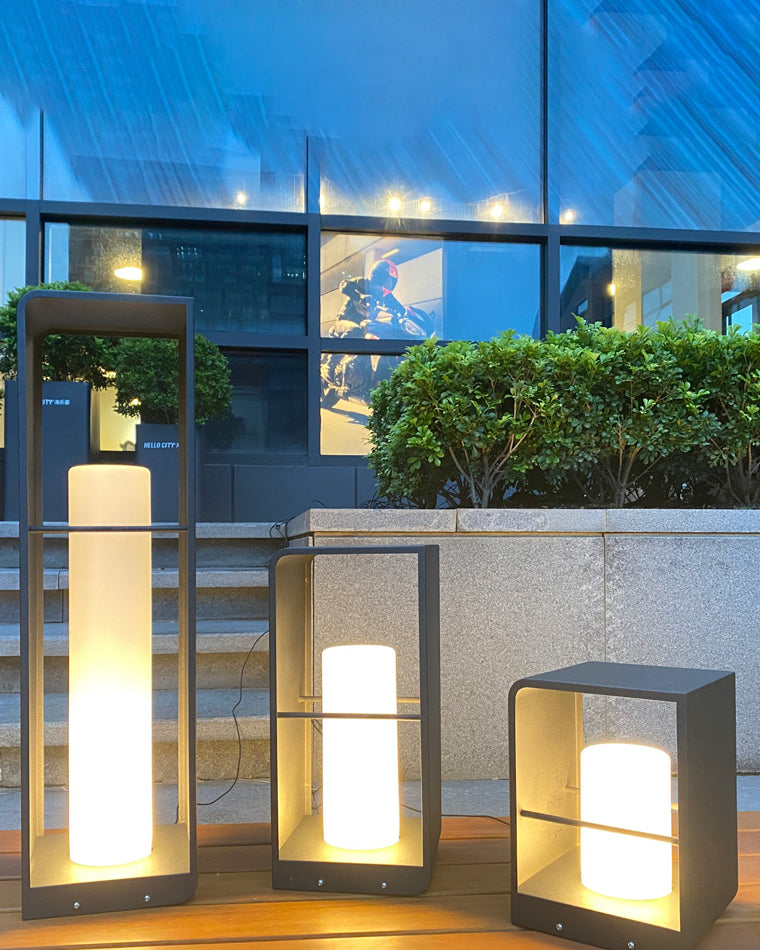 Lampadaire solaire extérieur élégant. Éclairage jardin moderne, design épuré, lumière chaude.