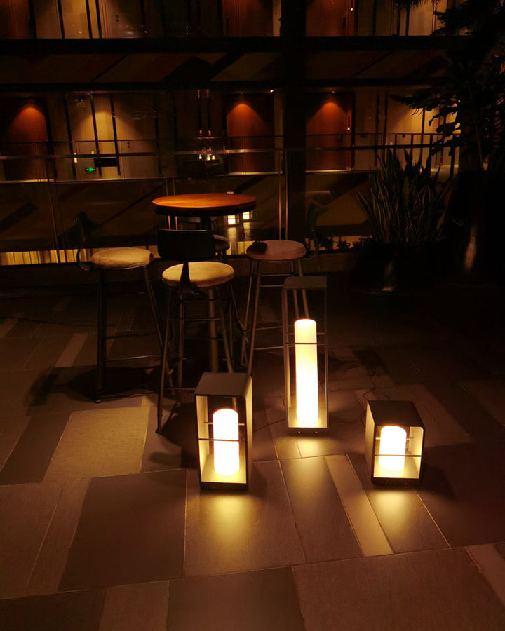 Lampadaire solaire extérieur élégant. Éclairage jardin moderne, design épuré, lumière chaude.