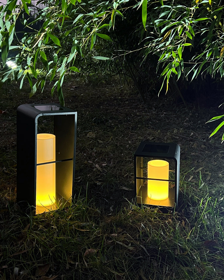 Lampadaire solaire extérieur élégant. Éclairage jardin moderne, design épuré, lumière chaude.