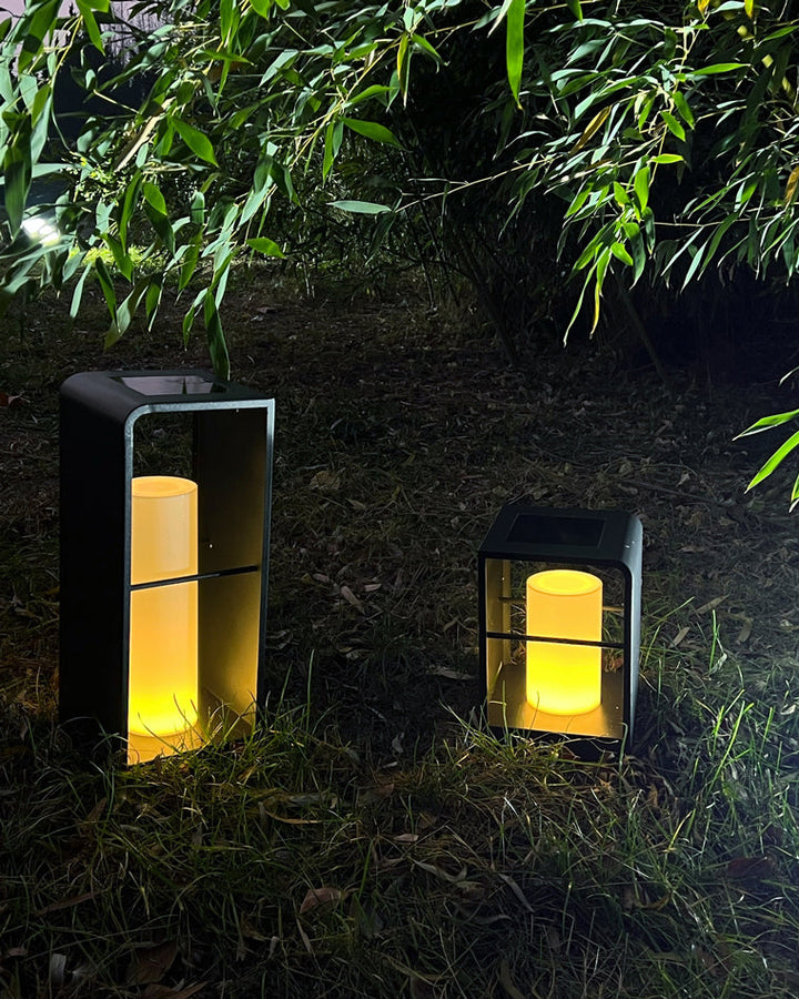 Lampadaire solaire extérieur élégant. Éclairage jardin moderne, design épuré, lumière chaude.