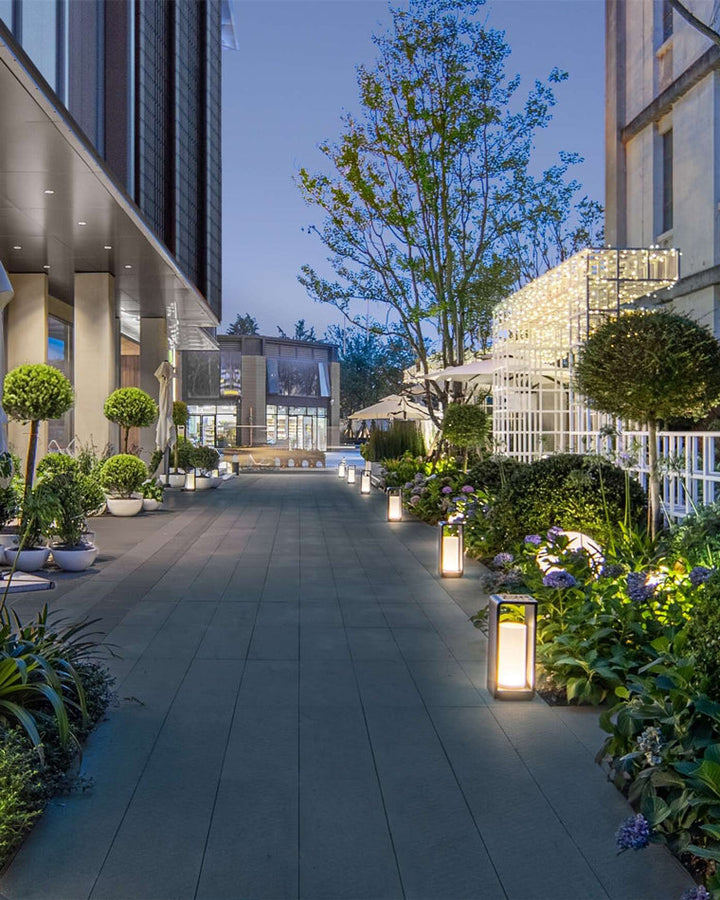 Lampadaire solaire extérieur élégant. Éclairage jardin moderne, design épuré, lumière chaude.
