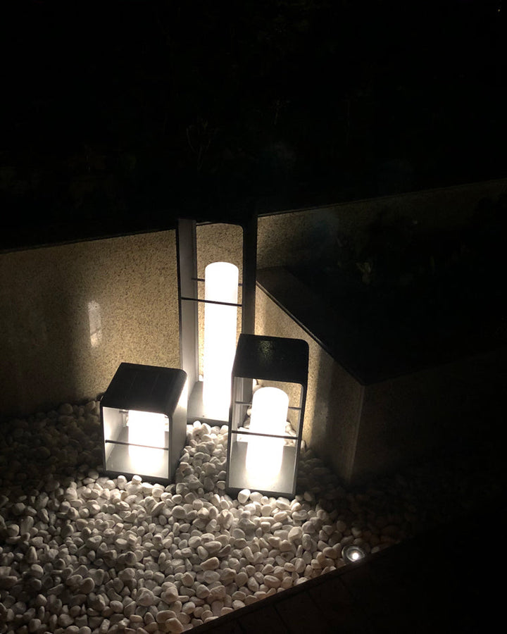 Lampadaire solaire extérieur élégant. Éclairage jardin moderne, design épuré, lumière chaude.
