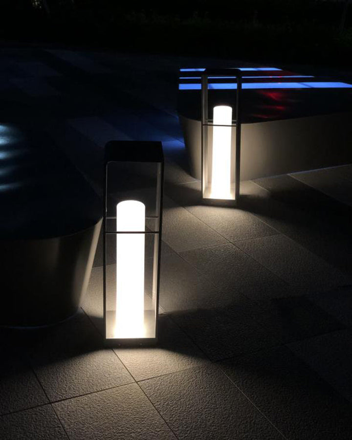 Lampadaire solaire extérieur élégant. Éclairage jardin moderne, design épuré, lumière chaude.