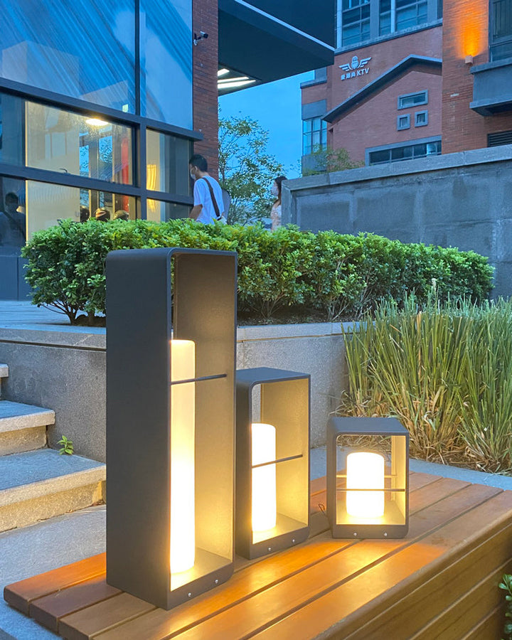 Lampadaire solaire extérieur élégant. Éclairage jardin moderne, design épuré, lumière chaude.