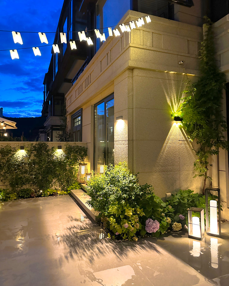 Lampadaire solaire extérieur élégant. Éclairage jardin moderne, design épuré, lumière chaude.