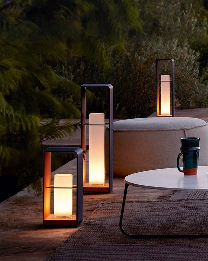 Lampadaire solaire extérieur élégant. Éclairage jardin moderne, design épuré, lumière chaude.