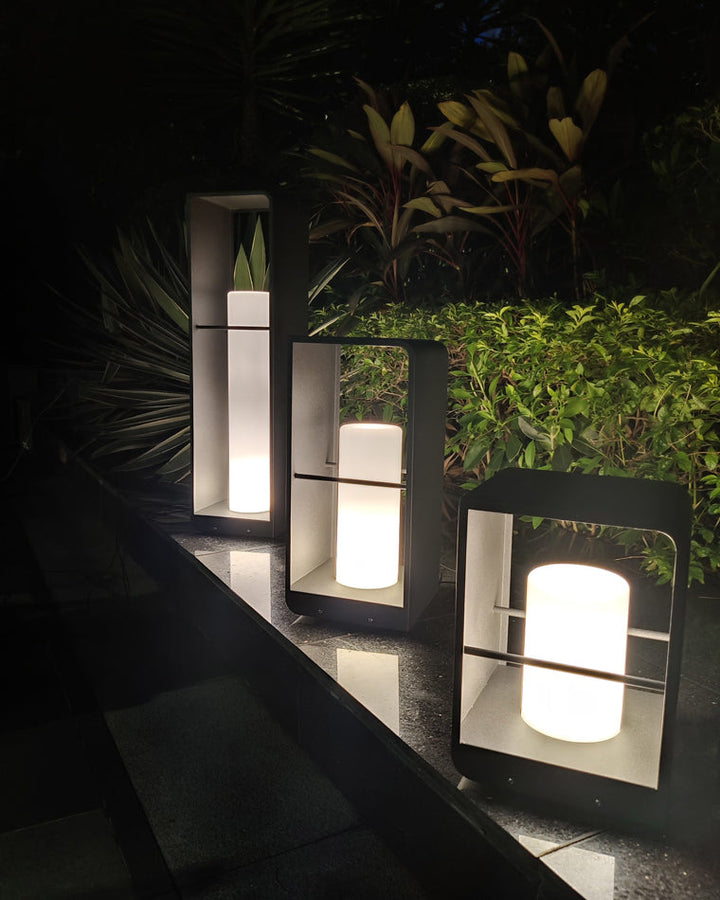 Lampadaire solaire extérieur élégant. Éclairage jardin moderne, design épuré, lumière chaude.